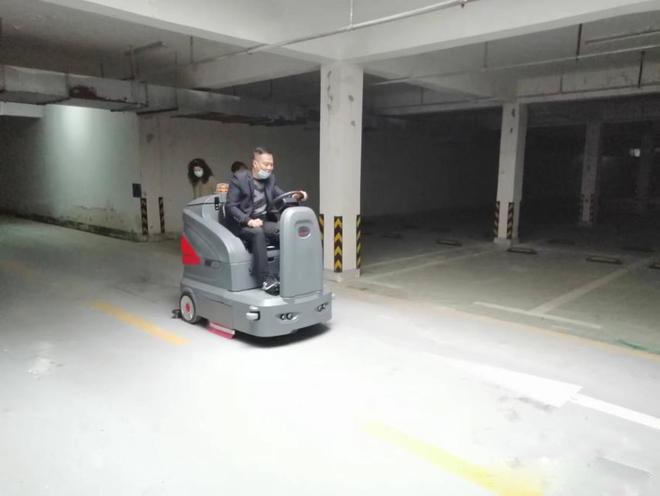 江北区小区物业保洁不用人力改用驾驶式洗地机了